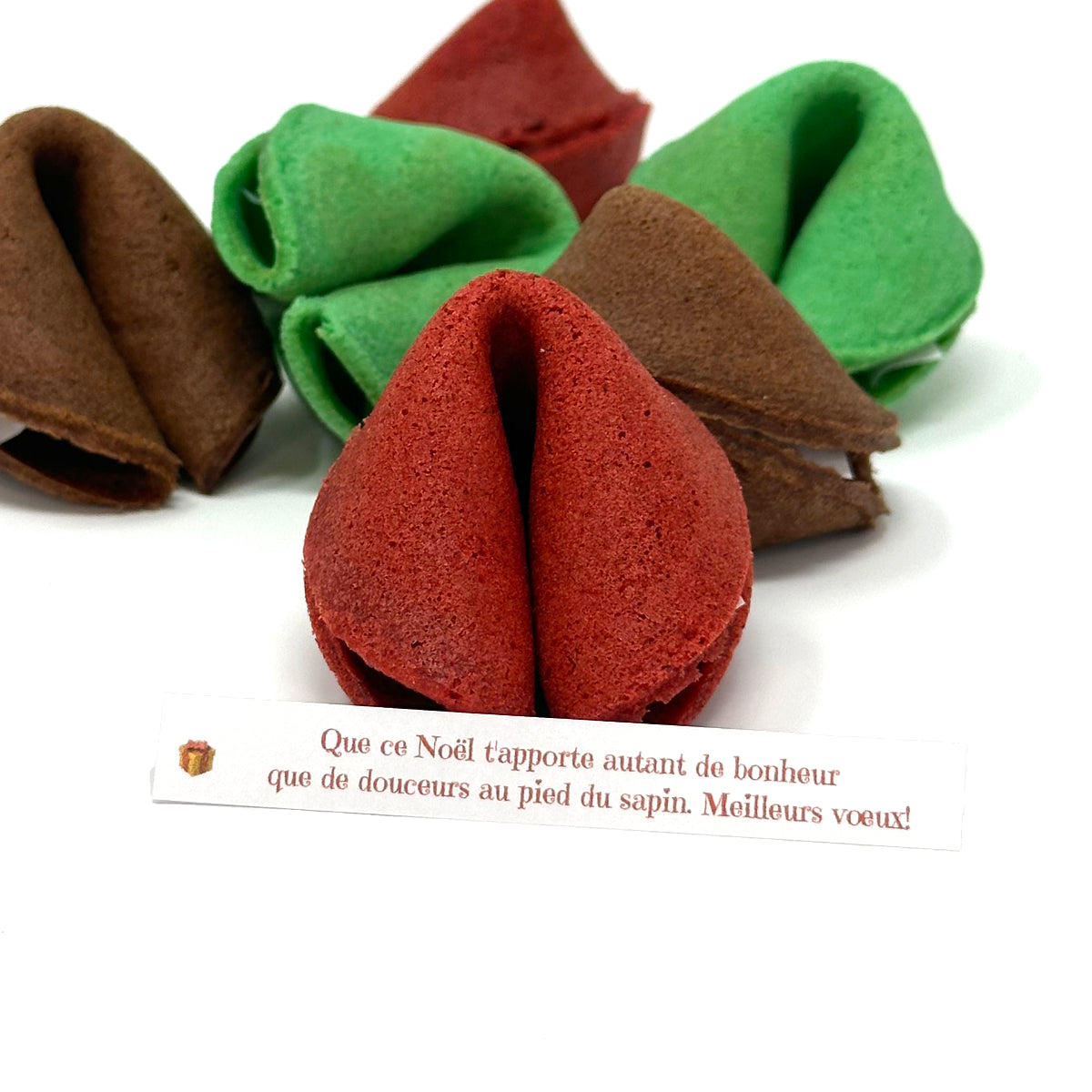 6 biscuits de fortune avec un exemple de message qui dit : "Que ce Noël t'apporte autant de bonheur que de douceurs au pied du sapin. Meilleurs vœux!"
