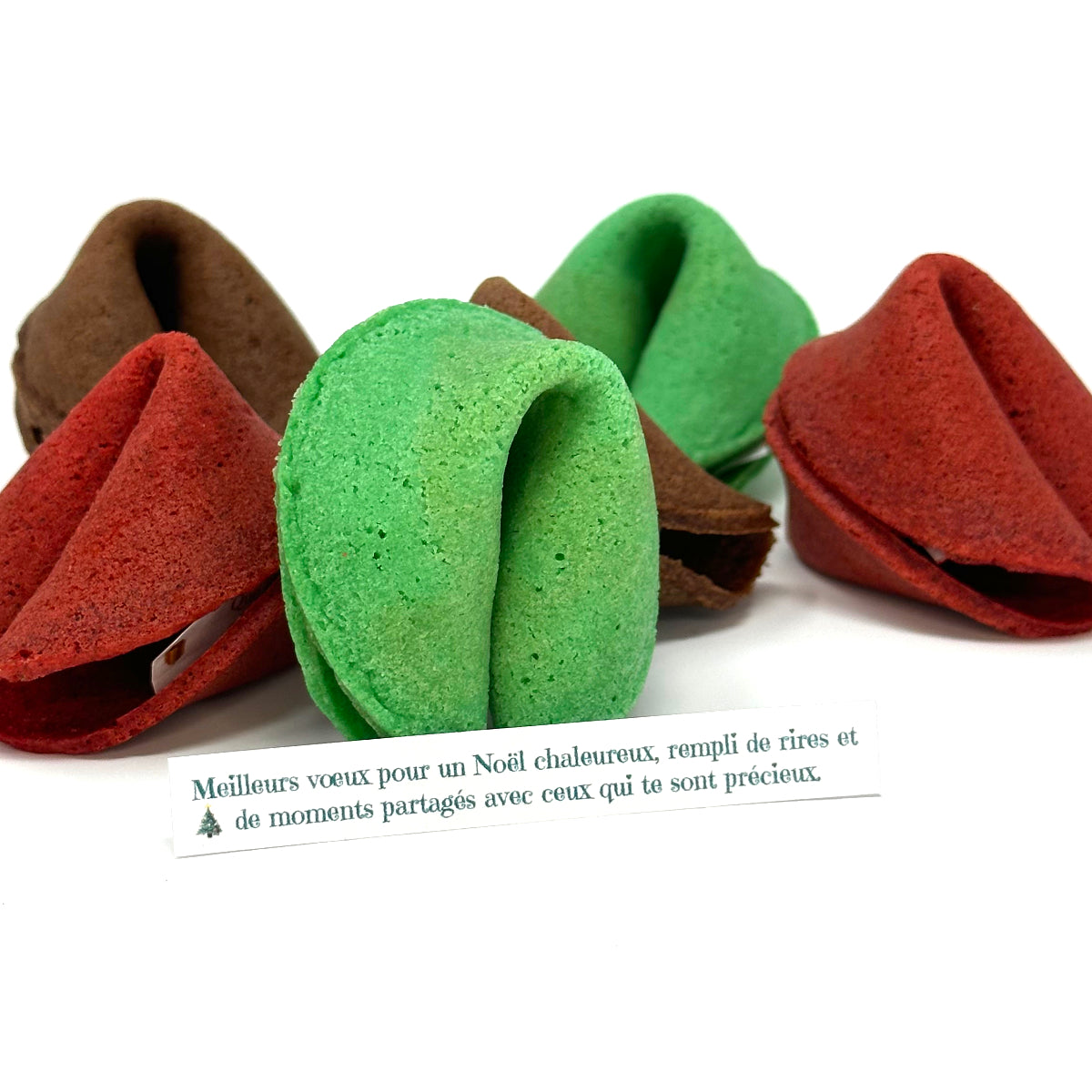 6 biscuits de fortune avec un exemple de message qui dit : "Meilleurs vœux pour un Noël chaleureux, rempli de rires et de moments partagés avec ceux qui te sont précieux."