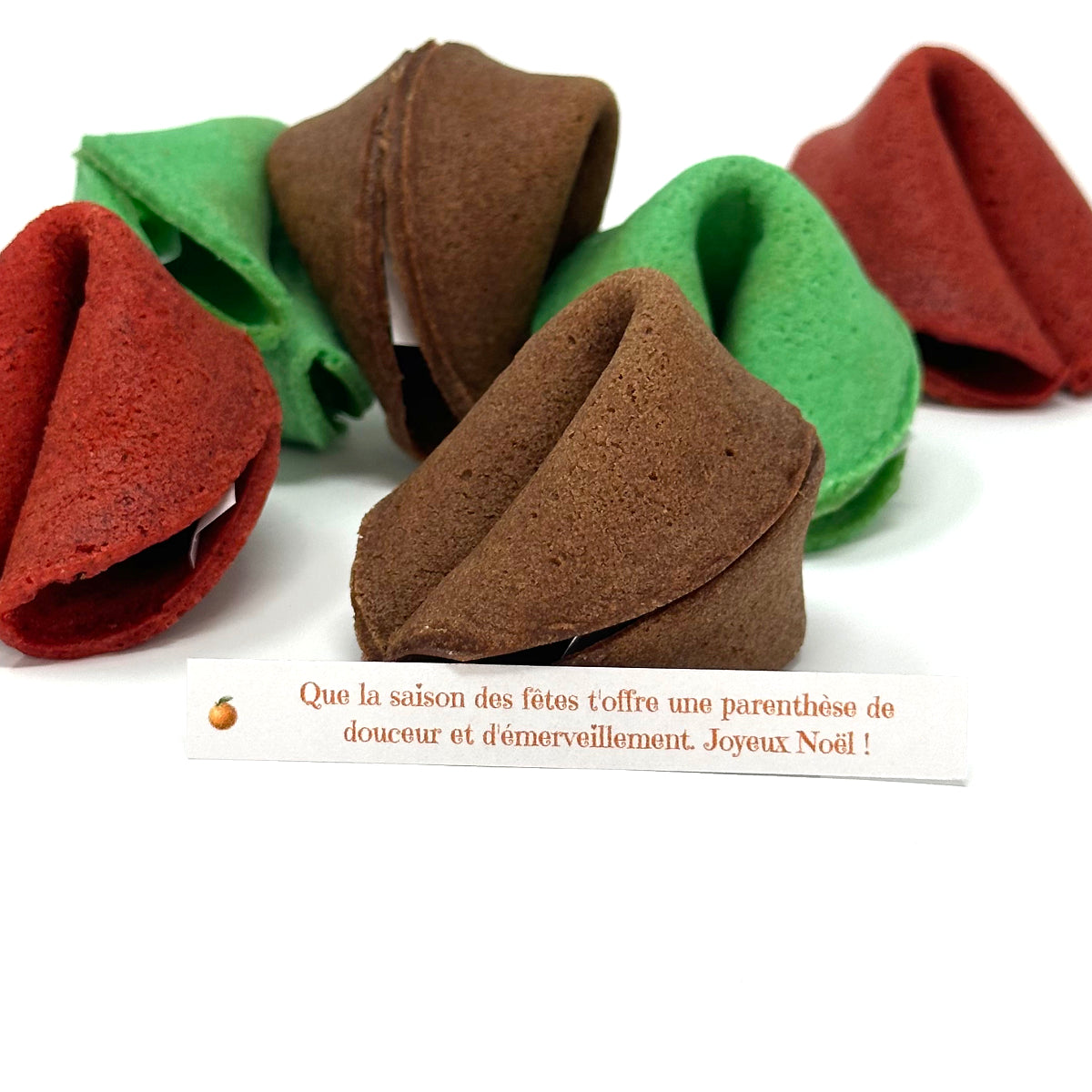 6 biscuits de fortune avec un exemple de message qui dit : "Que la saison des fêtes t'offre une parenthèse de douceur et d'émerveillement. Joyeux Noël !"